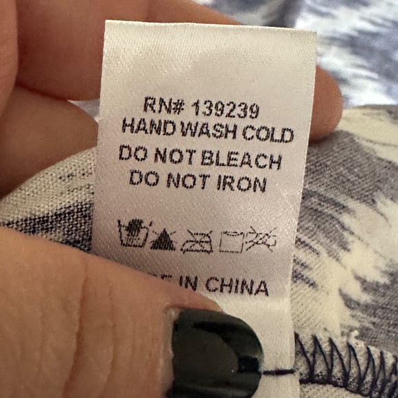 Pomander Place Tuckernuck Navy Ikat Kenzo Dress Size Medium Navy/White Tiered - Picture 9 of 9